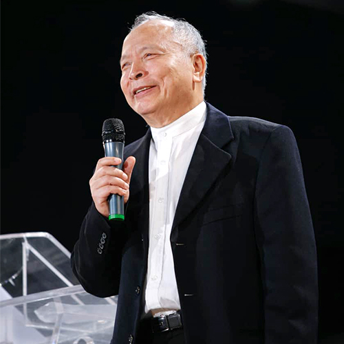 Lingliangグローバル使徒ネットワークチームの会長である周神豬牧師。 1977年から2011年まで、彼は台北のパンオブライフ教会の主任牧師を務めました。 使徒の油注ぎの指導の下、34年間、教会は聖霊の突破口を経験し、エルサレム様式の教会からアンティオキア教会に変貌しました。これまでに、世界中で533以上の教会が設立されました。絶えず「最初の祭壇」と「世界的な中国の教会の統一」の使命に向かって進んでいます。