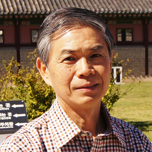 フワ・ユン（華勇）師はマレーシアのメソジスト教会名誉監督です。牧師、講演者、そしてマレーシア神学院学院長を務めてきました。また、オックスフォード宣教研究センターおよびローザンヌ運動の理事を歴任し、IFESの元会長です。