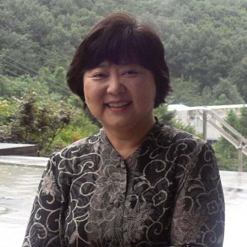 Eiko Takamizawa (Ph.D.) 是日本傳教士，曾任韓國火炬三一研究生院宣教/ICS 教授。她收到了 M.Div. 來自 ACTS、首爾和博士 來自伊利諾伊州三一國際大學。她目前擔任洛桑全球聽力團隊的聯合負責人和神學工作組的成員。她還擔任 SEANET 的指導委員會成員。她創辦了“蒙古兒童之家：支持沙井兒童”，並擔任支持者協會的代表。 
