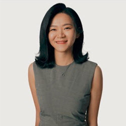 Chloe Wu是北京大學和哥頓康威爾神學院的畢業生。她在中國北京的錫安聖經學院(ZBI)服侍，隸屬於錫安教會。她是一名早期的數字移民、終身學習者和寵物愛好者。她的夢想是一個能擁抱所有代際差異的健康社區，這裡能體現出擁抱福音故事的教會文化。